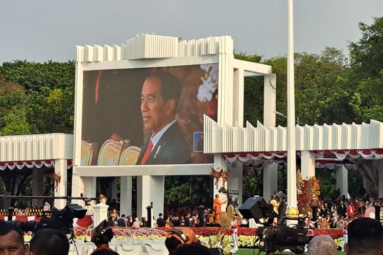 Presiden Jokowi menyaksikan penampilan Kahitna di Istana Merdeka, Kamis (17/8/2023). Kahitna tampil sebelum upacara penurunan bendera Merah Putih dimulai