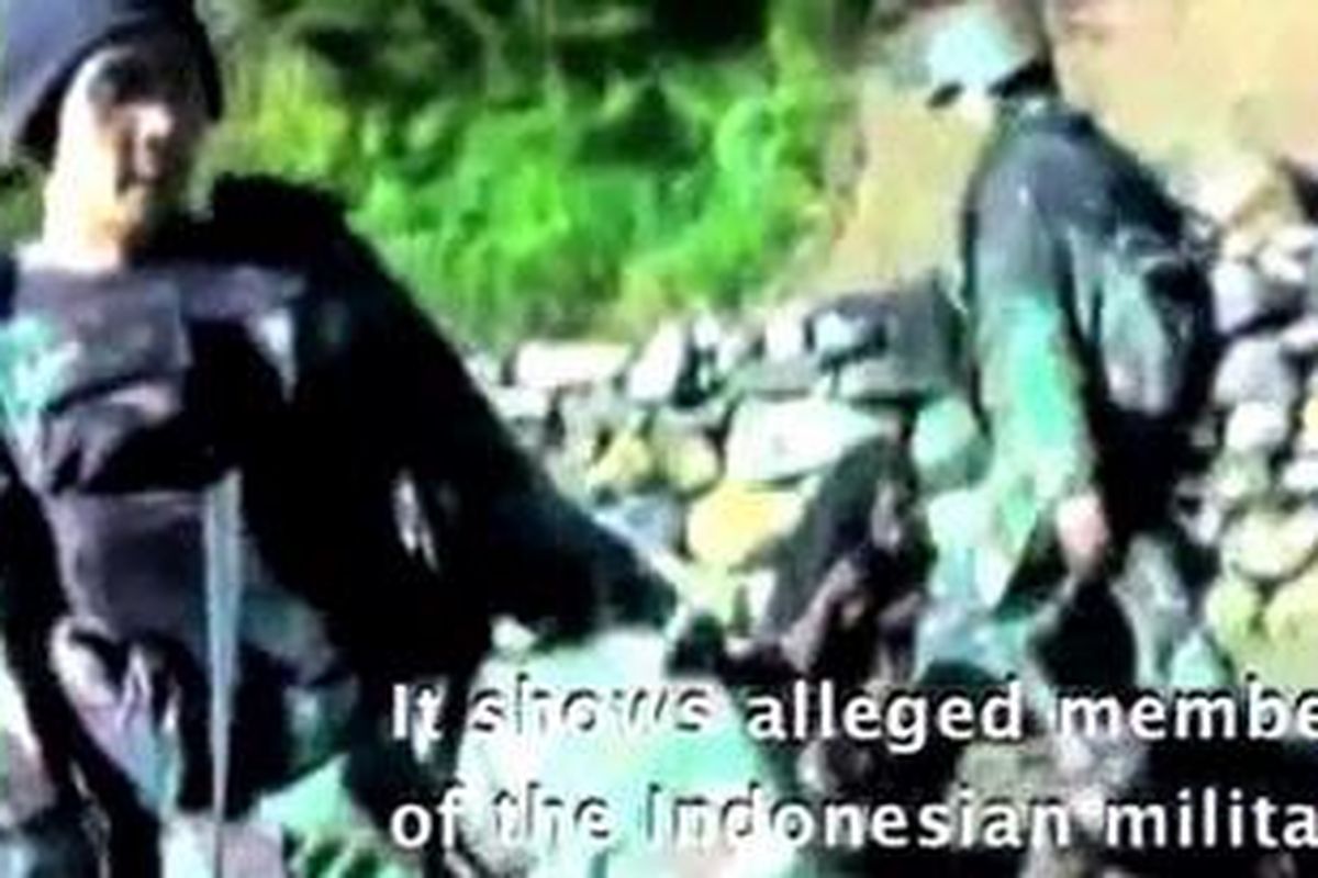 Salah satu cuplikan adegan kekerasan terhadap seorang warga Papua yang diduga terlibat dalam Organisasi Papua Merdeka (OPM) yang dilakukan oleh orang-orang berseragam TNI.
