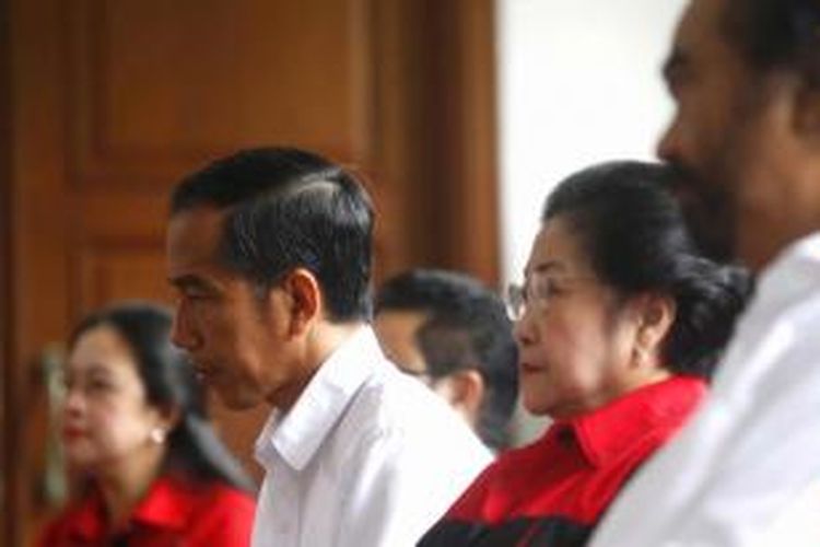 Ketua DPP PDIP Puan Maharani, Ketua Umum PKB Muhaimin Iskandar, calon presiden dari PDIP Joko Widodo, Ketua Umum PDIP Megawati Soekarnoputri, dan Ketua Umum Partai Nasdem Surya Paloh (kiri ke kanan) mendengarkan sambutan Ketua Umum Partai Hanura Wiranto saat deklarasi mengusung Joko Widodo dan Jusuf Kalla sebagai pasangan capres-cawapres.