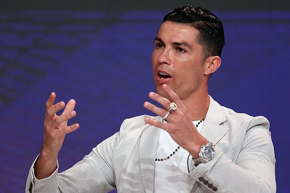 Christiano Ronaldo terlihat mengenakan arloji Rolex senilai Rp 6,9 miliar.