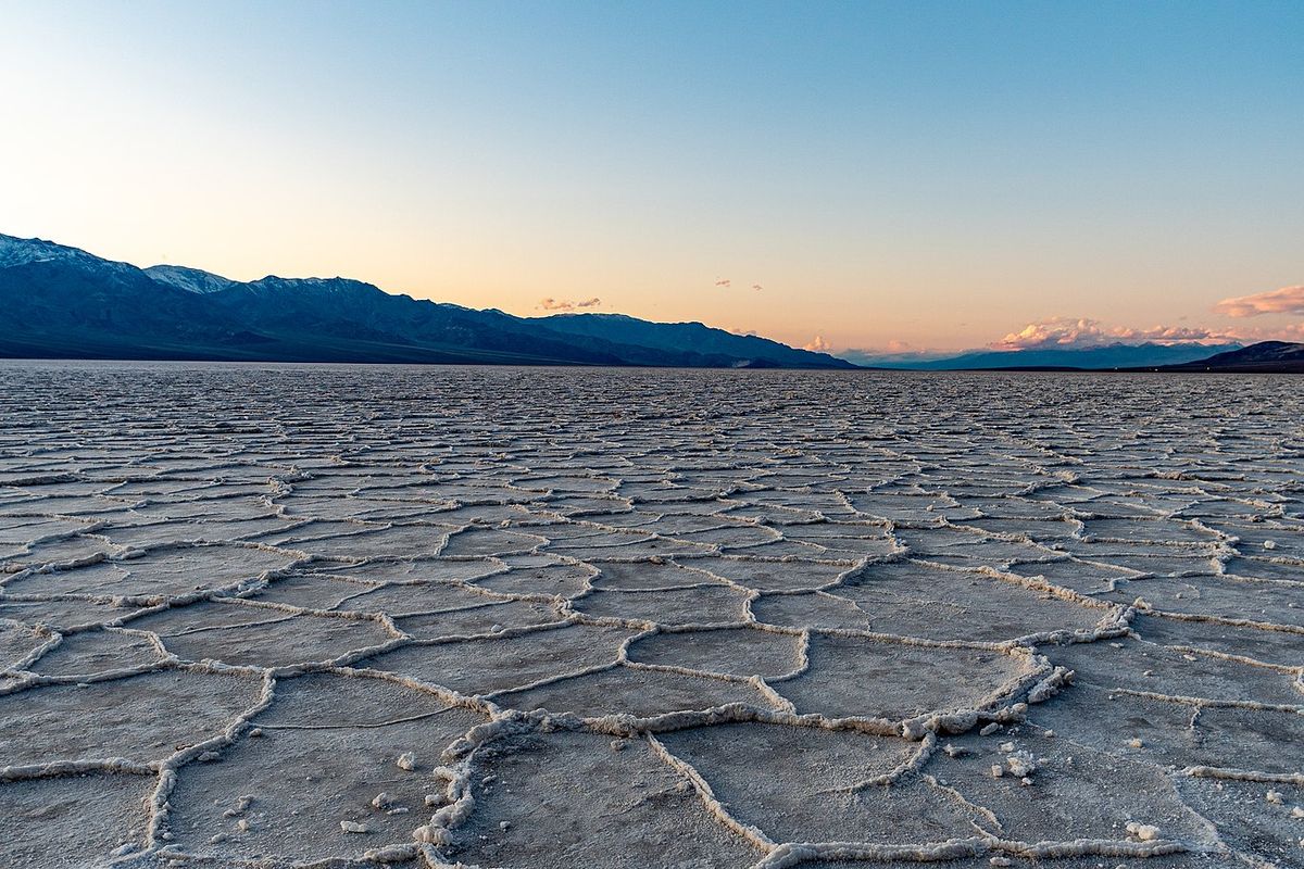 Gurun garam Badwater Basin di California. Pola aneh berbentuk sarang lebah muncul secara alami di gurun garam.