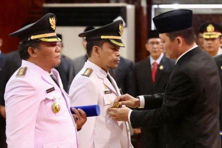 Penjabat (Pj) Gubernur Aceh Achmad Marzuki melantik Ir Wahyudi Adisiswanto sebagai Pj Bupati Pidie dan Dr Nurdin sebagai Pj Bupati Aceh Jaya. Pelantikan tersebut berlangsung di Anjong Mon Mata, Pendopo Gubernur Aceh, Banda Aceh, Senin (18/7/2022). 