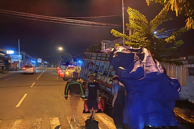Truk Bermuatan Daun Jeruk Tabrak Pohon di Wonogiri, 1 Orang Meninggal di Lokasi