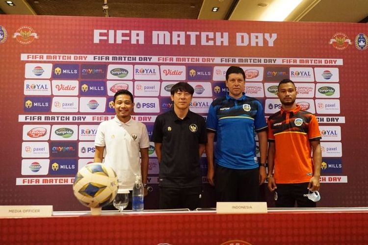 Pemain timnas Timor Leste, Filomeno Junior (paling kanan), berfoto dengan pelatih timnas Indonesia, Shin Tae-yong (2 dari kiri) dan Evan Dimas (kiri) jelang FIFA Matchday Indonesia versus Timor Leste.