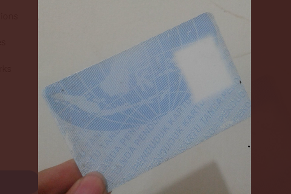 Tangkapan layar twit soal plastik KTP terkelupas, bisakah diganti?