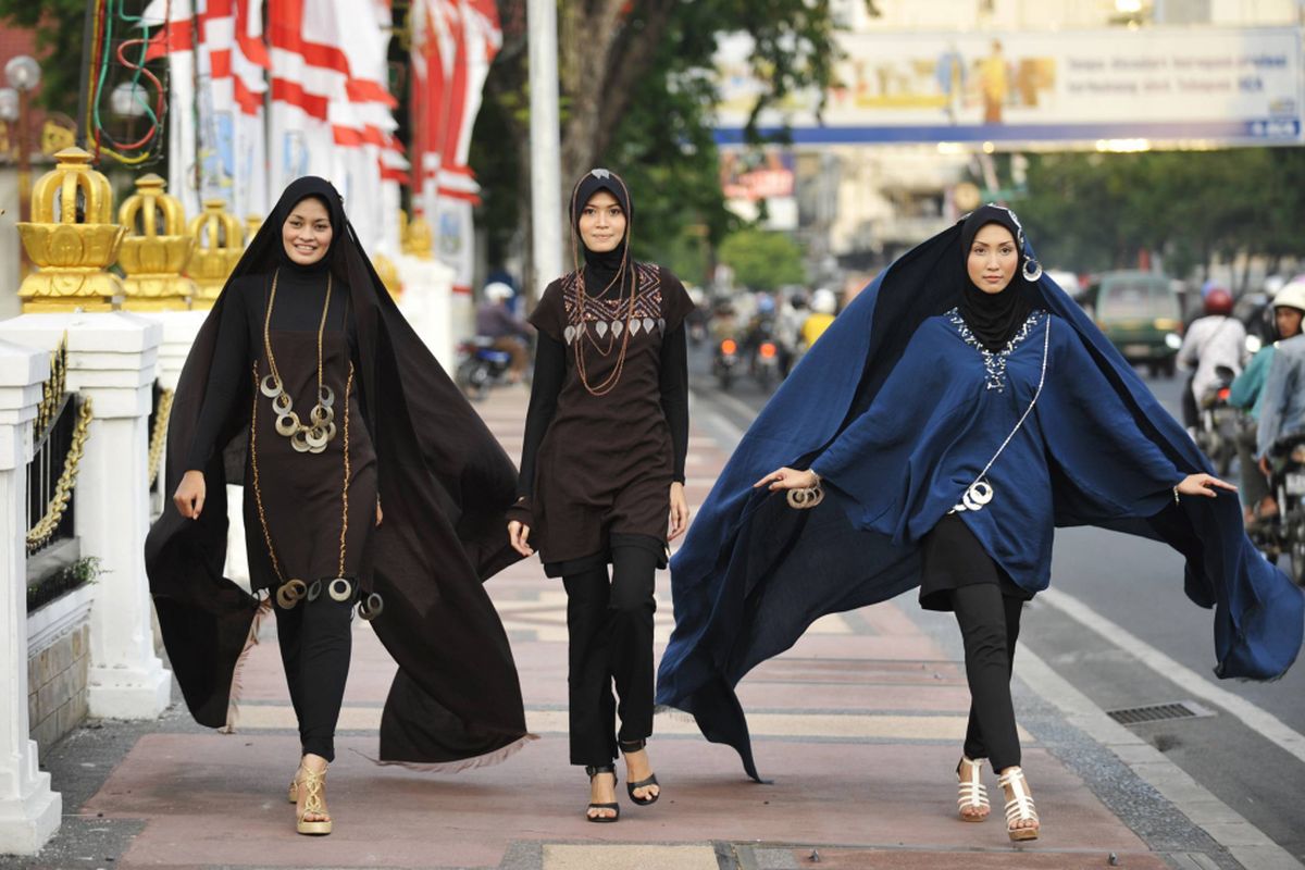 Sejumlah model mengenakan busana muslim karya Cici di trotoar Jalan Gubernur Suryo, Kota Surabaya, Jawa Timur, Jumat (20/8/2010). Peragaan busana di jalan tersebut digelar untuk menyemarakkan bulan Ramadhan serta menunggu waktu berbuka puasa. 
