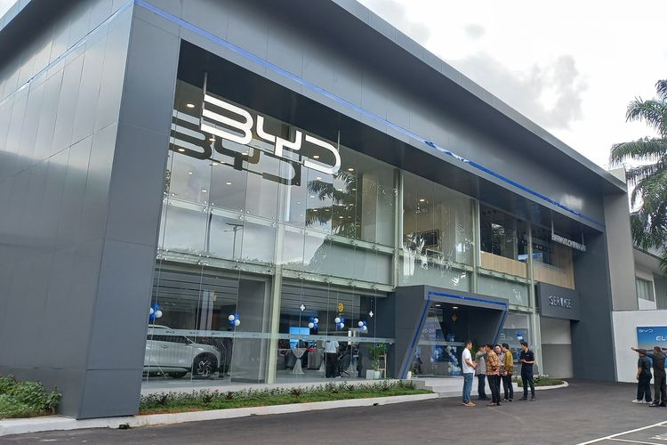 Peresmian diler BYD Harmony Kuningan