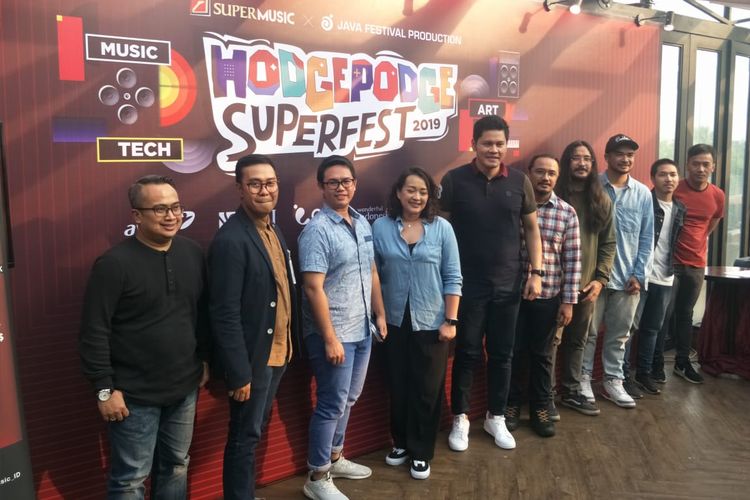 Dewi Gontha, Marcello Tahitoe dan mereka yang terlibat dalam Hodgepodge Superfest 2019 saat ditemui usai jumpa pers di kawasan Kebayoran, Jakarta Selatan, Rabu (10/7/2019).