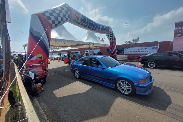 Suasana pengendara mobil yang mengikuti ajang street race yang digelar di BSD, Pagedangan, Kabupaten Tangerang, Minggu (24/4/2022).