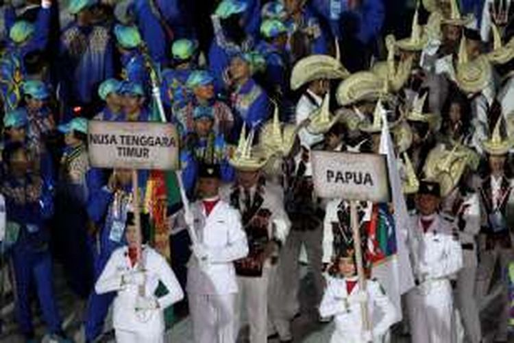 Pembukaan Pekan Olahraga Nasional XIX di Stadion Gelora Bandung Lautan Api, Gedebage, Bandung, Sabtu (17/9/2016). Pembukaan even akbar nasional yang berakhir pada 30 September ini, menampilkan permainan pencahayaan dipadu dengan parade kembang api dan diiringi suara gemuruh penonton. Parade diikuti 3000 penari dari berbagai komunitas hingga artis ibukota asal Jawa Barat.