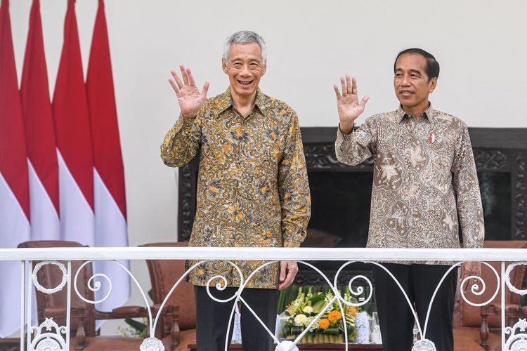 Presiden Joko Widodo (kanan) melambaikan tangan bersama Perdana Menteri Singapura Lee Hsien Loong (kiri) saat akan melakukan pertemuan di Istana Bogor, Jawa Barat, Senin (29/4/2024). Pertemuan tersebut membahas peninjauan kerja sama bilateral serta perjanjian diantaranya Flight Information Region (FIR) di wilayah Kepulauan Riau dan Natuna, Perjanjian Ekstradisi 2022, Pakta Kerja Sama Pertahanan 2007, dan Perjanjian 2014 soal Penetapan Batas Laut Teritorial di Bagian Timur Selat Singapura pada September 2017, hingga kerja sama investasi dan perdagangan. ANTARA FOTO/Muhammad Adimaja/aww.