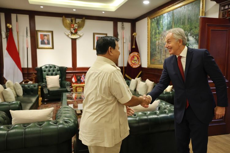 Menteri Pertahanan RI Prabowo Subianto menerima kunjungan mantan Perdana Menteri Inggris yang juga sekaligus Executive Chairman Tony Blair Institute, Tony Blair, di Kantor Kementerian Pertahanan, Jakarta Pusat, Jumat (19/4/2024).