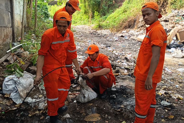 Genangan Tak Kunjung Surut di Manggarai Jaksel, PPSU Keruk Saluran dan Angkut Lumpur