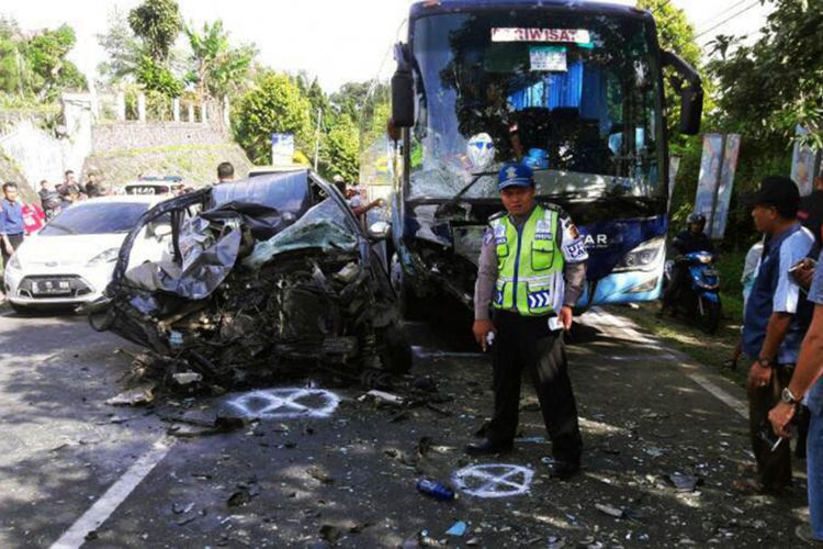 Seorang petugas kepolisian sedang menunjukkan lokasi kecelakaan lalu lintas di Jalan Raya Puncak, Kampung Leuwimalang, Kecamatan Cisarua, Kabupaten Bogor, Kamis (6/4/2017).