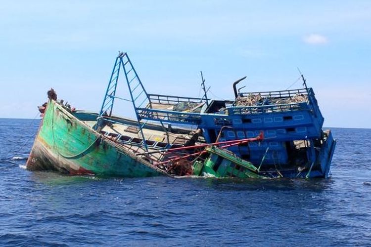 Dua kapal asal Vietnam yang ditenggelamkan di perairan Pulau Datuk, Kabupaten Mempawah, Kalimantan Barat (5/4/2016)