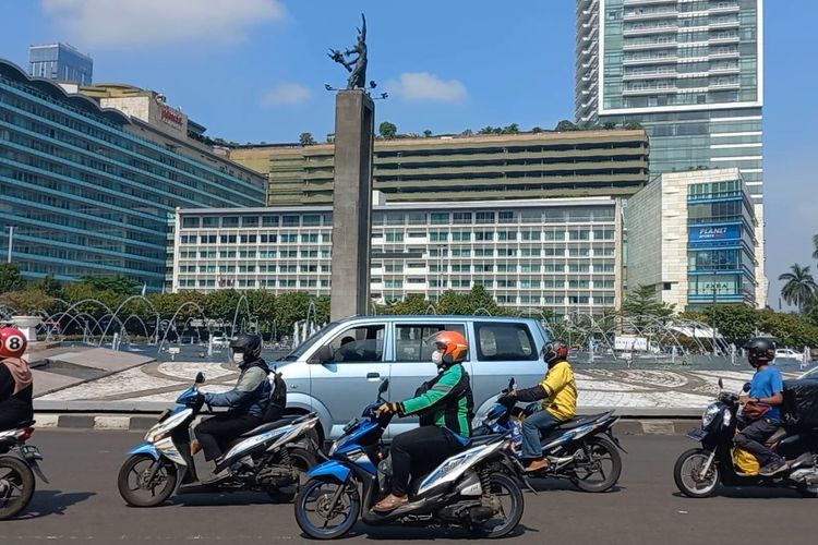 Arus lalu lintas di kawasan Bundaran HI,  Jalan Sudirman-Thamrin, Jakarta Pusat jelang parade MotoGP, Rabu (16/3/2022).