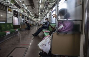Penumpang berada di dalam rangkaian gerbong KRL di Stasiun Jakarta Kota, Jakarta, Rabu (28/7/2021). ANTARA FOTO/Aprillio Akbar/rwa.