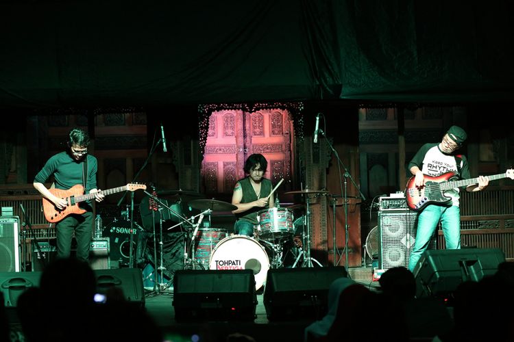 Tohpati Bertiga tampil di Bentara Budaya Jakarta pada Selasa (23/5/2017) malam. Kelompok yang terdiri dari Tohpati (gitar), Indro Hardjodikoro (bas), dan Aditya Wibowo (drum) ini mempromosikan album Faces di Bentara Budaya Jakarta.