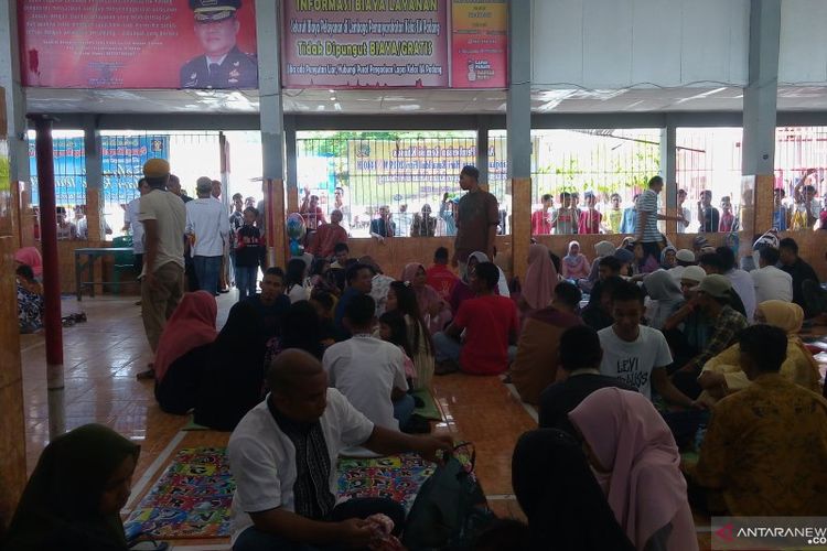 Keluarga saat menjenguk warga binaan di Lapas Padang, Rabu (5/6/2019).