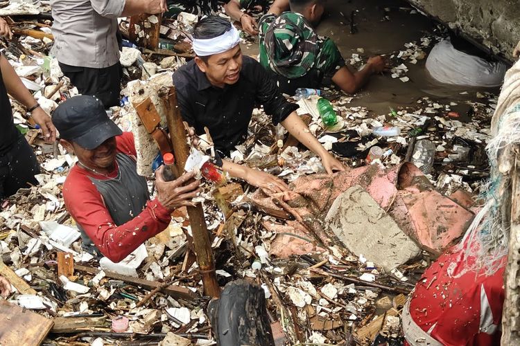 Gubernur Jawa Barat, Dedi Mulyadi turun ke Sungai Cipalabuhan