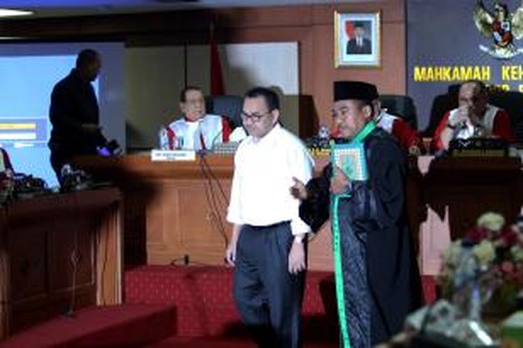 Menteri Energi dan Sumber Daya Mineral Sudirman Said memenuhi panggilan Mahkamah Kehormatan Dewan (MKD) dalam sidang terbuka di Gedung Parlemen, Jakarta, Rabu (2/12/2015). Sudirman memberi keterangan sebagai pelapor yang mengadukan Ketua DPR Setya Novanto dengan sangkaan pencatutan nama Presiden Joko Widodo dan Wakil Presiden Jusuf Kalla terkait permintaan saham Freeport. KOMPAS IMAGES/KRISTIANTO PURNOMO