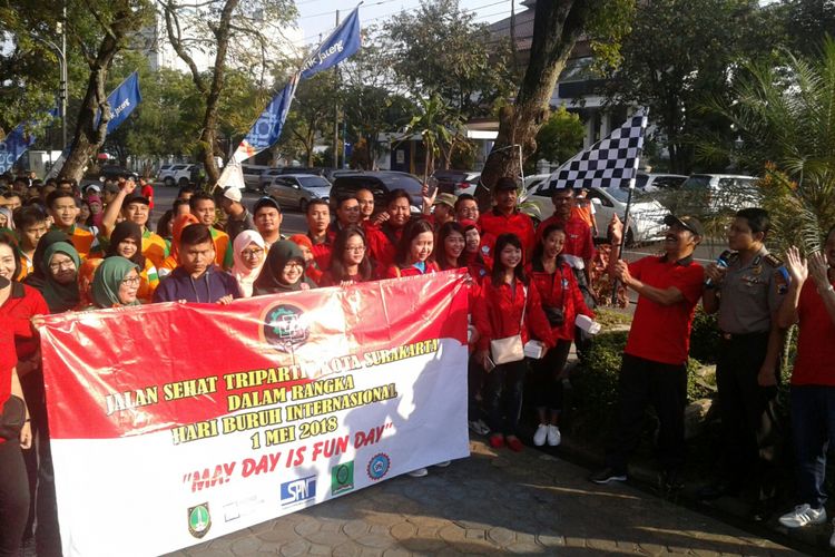 Wali Kota Surakarta, FX Hadi Rudyatmo melepas peserta jalan sehat May Day is Fun Day di depan Plaza Sriwedari Solo, Jawa Tengah, Selasa (1/5/2018).