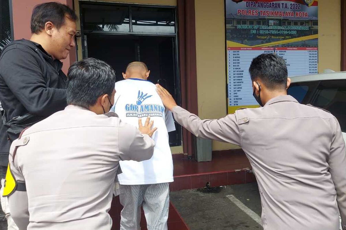 Pria ini mengamuk mencekik dan memukuli polisi saat diperiksa di Kantor Polsek Cihideung, Polresta Tasikmalaya pada Jumat (11/3/2022).