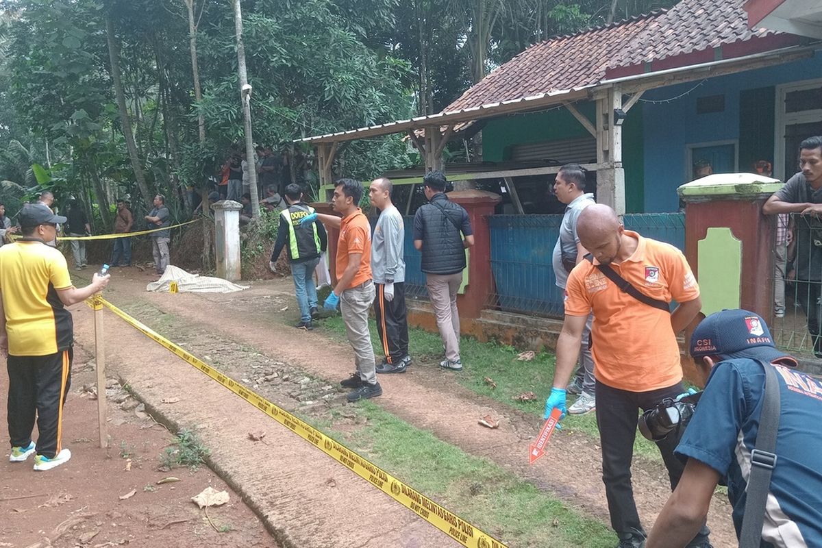 Tim Inafis Polres Ciamis sedang olah TKP di jalan desa, Desa Cisontrol, kecamatan Rancah, Kabupatrn Ciamis, Jumat (3/5/2024)