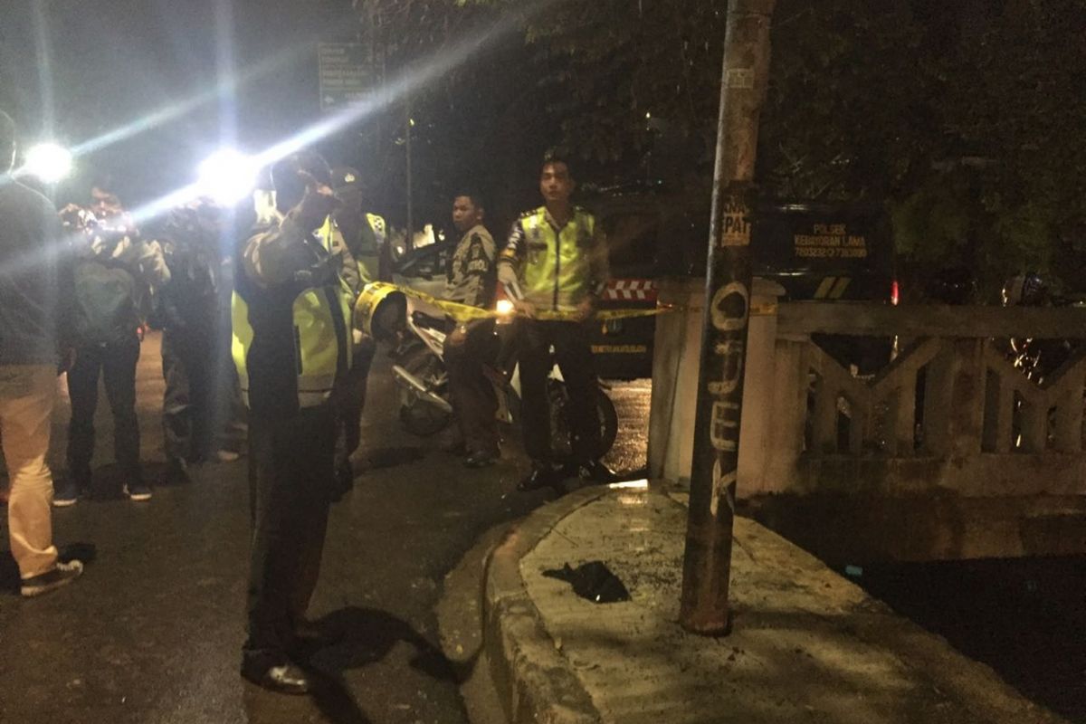 Tiang yang ditabrak mobil yang diduga ditumpangi Ketua DPR RI Setya Novanto, Kamis (16/11/2017).