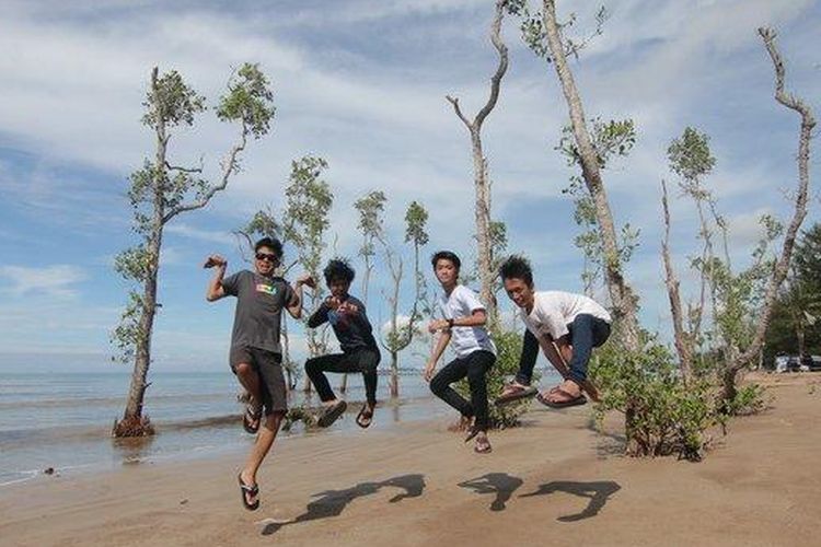 Pesona wisata Pantai Ambalat di Kelurahan Amborawang Laut, Kecamatan Samboja, Kabupaten Kutai Kartanegara, Kalimantan Timur.  