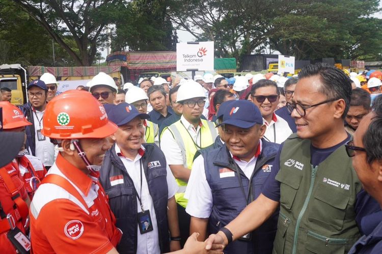 Chief Operating Officer Danantara Dony Oskaria bersama relawan TelkomGroup. 