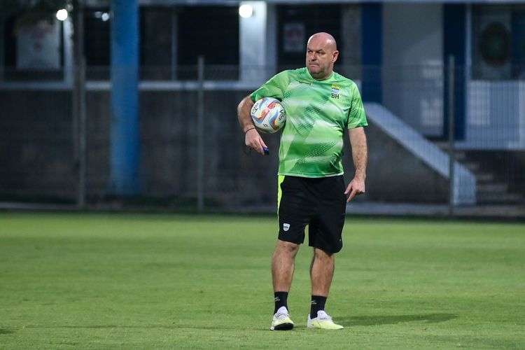 Pelatih Bojan Hodak memimpin sesi latihan Persib Bandung di bawah sinar lampu Stadion Persib, Sidolig, Bandung. Persib memberlakukan sesi latihan malam hari selama bulan Ramadhan 1445 H (2024).