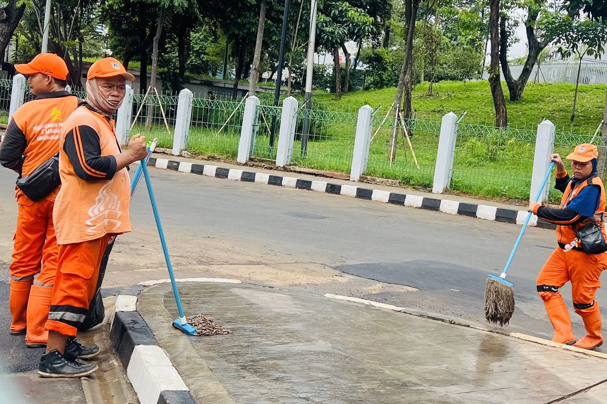 Petugas Penanganan Prasarana dan Sarana Umum (PPSU) membersihkan trotoar di kawasan Falatehan, Blok M, Jakarta Selatan menjelang Gubernur Jakarta Pramono Anung datang, Jumat (23/5/2025).
