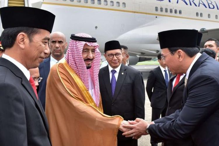 Gubernur DKI Jakarta Basuki Tjahaja Purnama bersalaman dengan Raja Arab Saudi Salman bin Abdulaziz al-Saud, di Bandara Halim Perdanakusuma, Jakarta Timur, Rabu (1/3/2017).