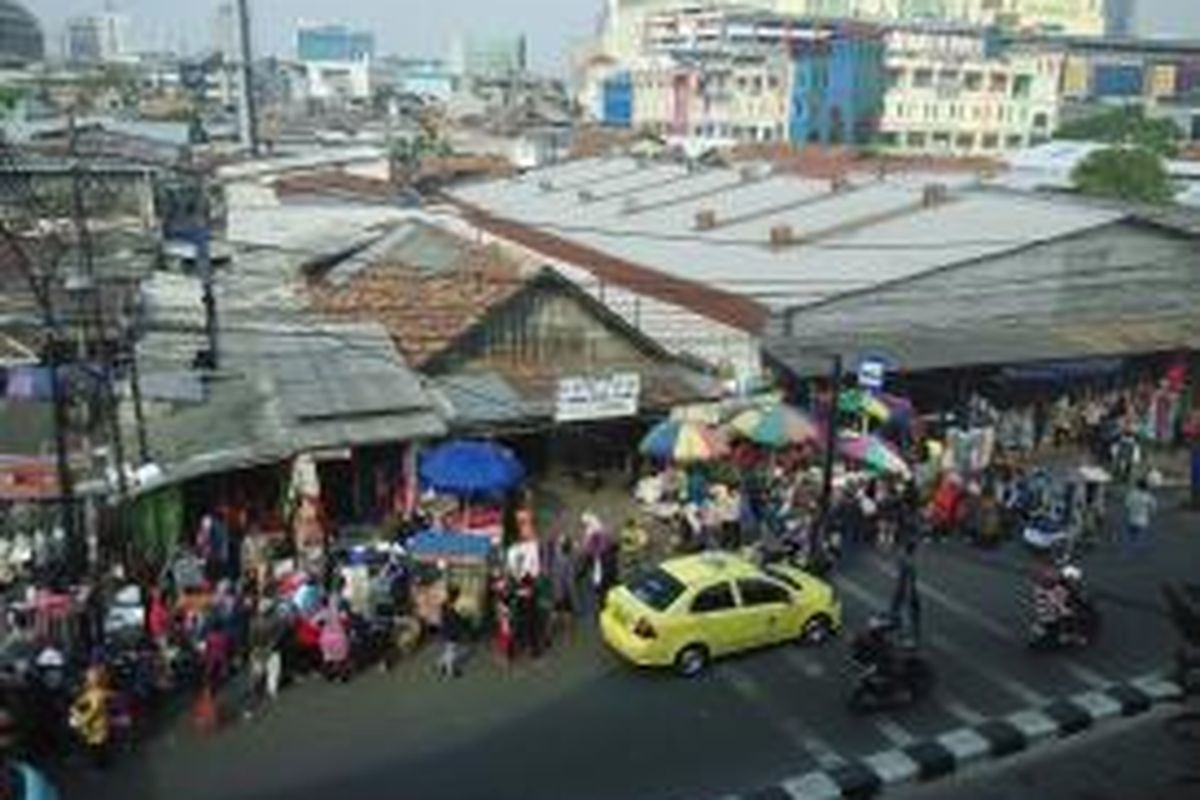 Suasana trotoar di kawasan Tanah Abang, Jakarta Pusat pada Sabtu (26/9/2015)