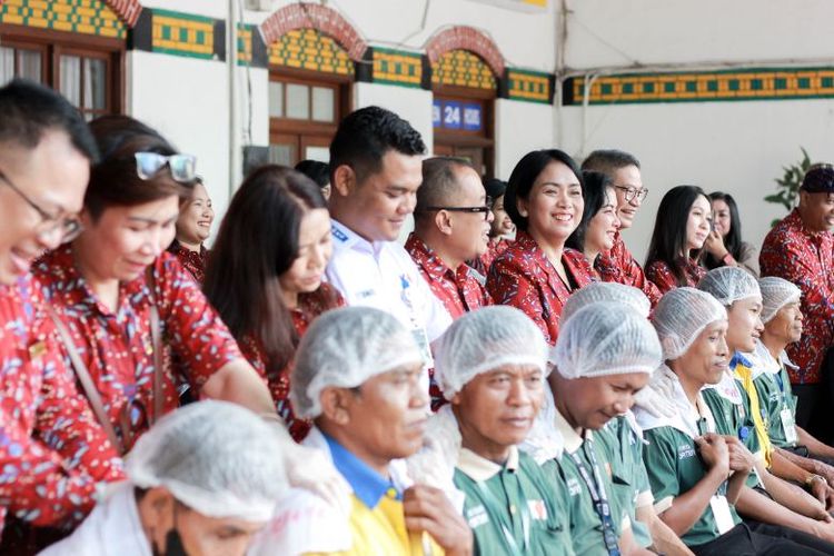 General Manager dan manajer jaringan Swiss-Belhotel International memijat para porter sebagai bentuk penghormatan atas kerja keras mereka pada aksi sosial bertajuk Berbagi Kebahagiaan kepada Porter di Stasiun Tawang, Semarang, Jawa Tengah (Jateng), Selasa (13/5/2025).