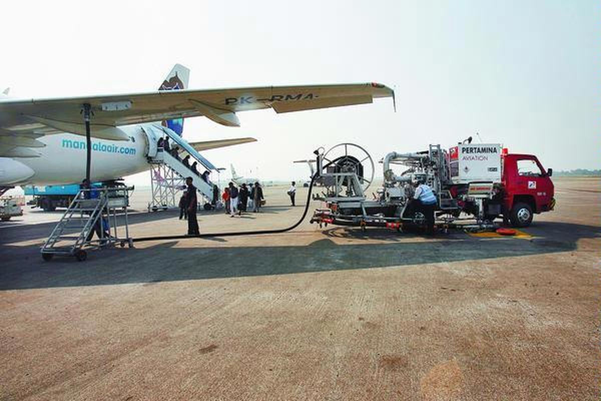 Truk tangki Pertamina mengisi bahan bakar avtur pada pesawat Boeing 737 milik Mandala Airlines di Bandara Soekarno-Hatta, Cengkareng, Banten. 