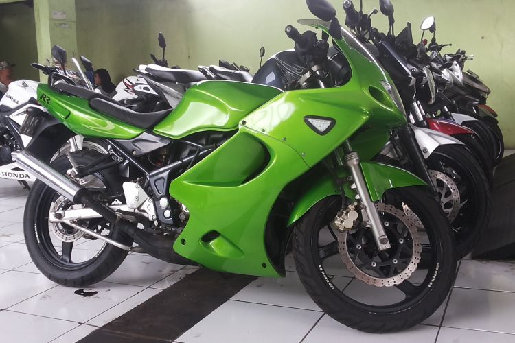 Salah satu Kawasaki Ninja RR yang dijual di salah satu diler motor bekas di Pasar Rebo, Jakarta Timur.