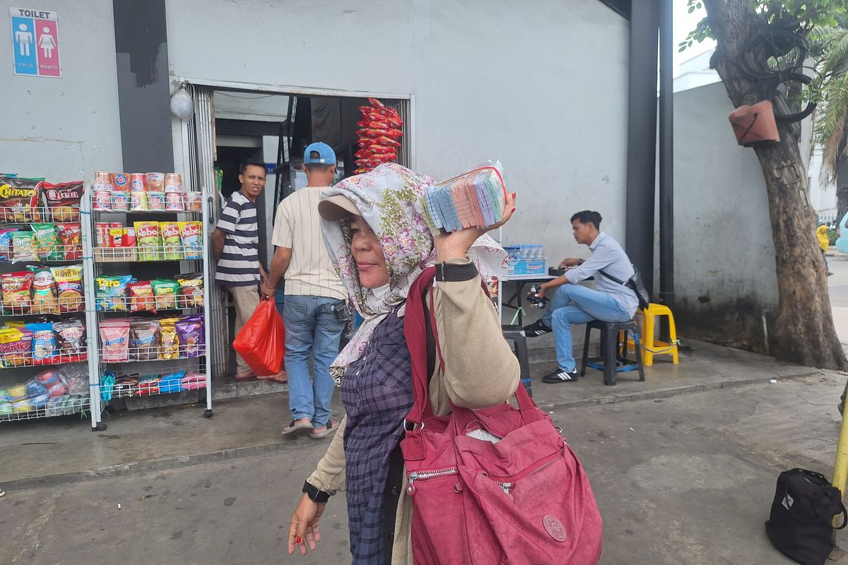 Mastiar (52) penyedia jasa tukar uang baru di Terminal Tanjung Priok, Jakarta Utara.