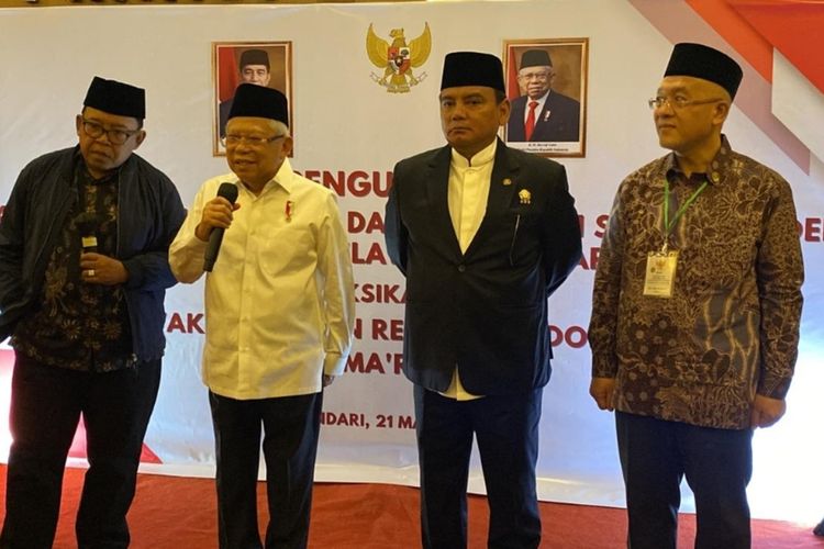 Wapres Ma'ruf Amin didampingi Pj Gubernur Sultra usai pengukuhan pengurus Komite daerah ekonomi dan keuangan syariah di Kendari