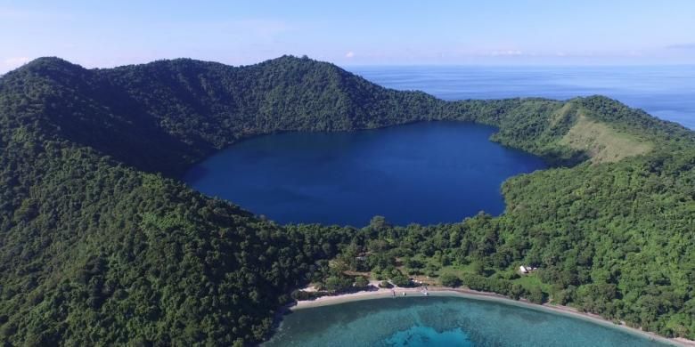 Pulau Satonda dengan danau air asin di tengahnya tak jauh dari Gunung tambora, Dompu, Nusa Tenggara Barat, 23 Maret 2015. Danau terbentuk akibat tsunami yang tercipta dari letusan Gunung Tambora pada tahun 1815.