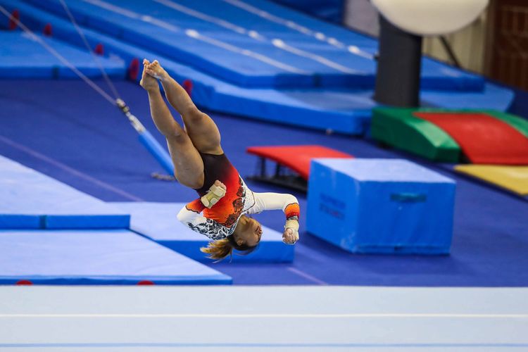 Senam Artistik putri Indonesia, Rifda Irfanaluthfi melakukan lompatan nomor senam lantai di Ninoy Aquino Memorial Stadium, Manila, Filipina, Senin (2/12/2019). Rifda Irfanaluthfi menyumbang medali perak untuk nomor all-round individual putri.