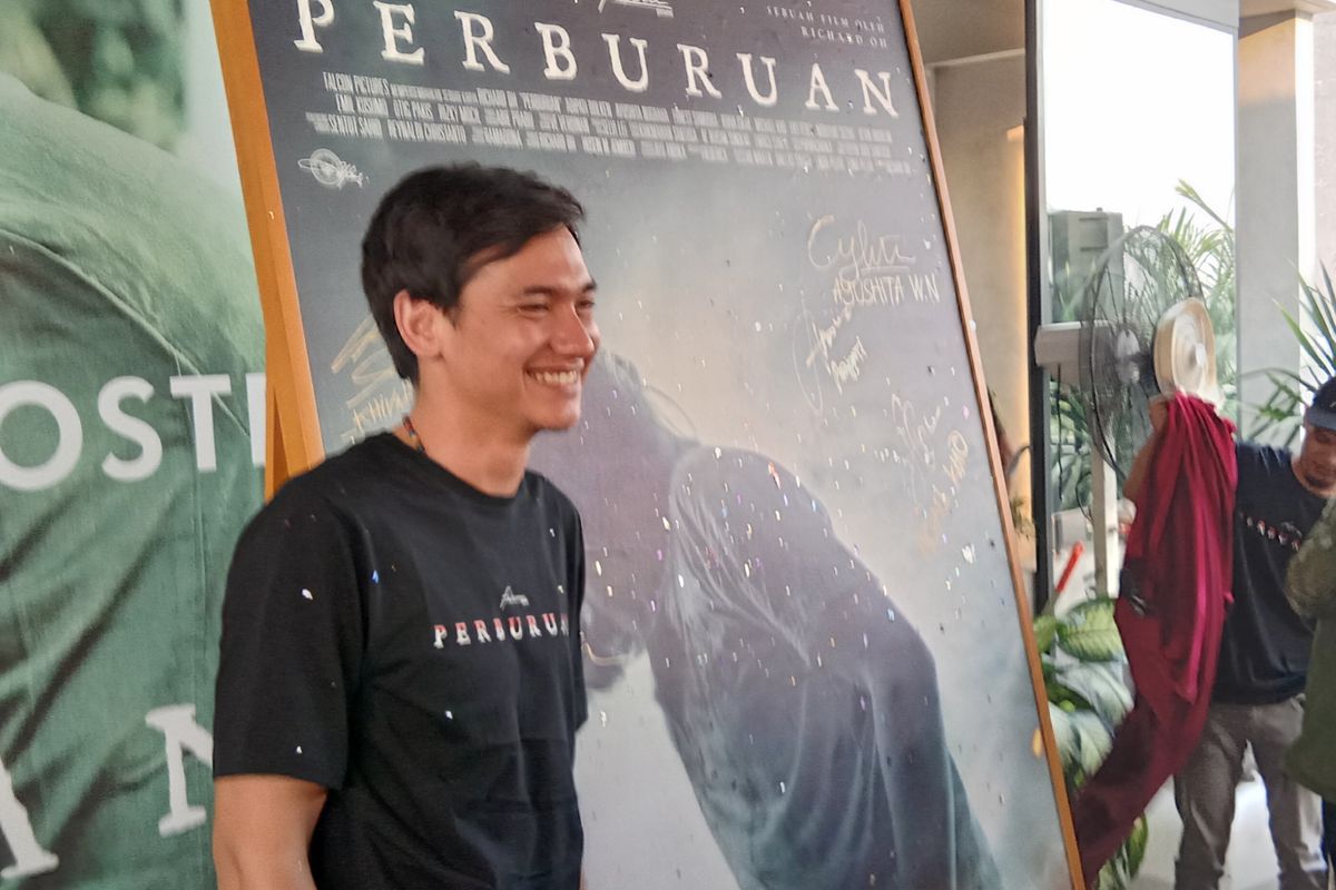 Adipati Dolken berpose dalam peluncuran poster film Perburuan di RBOJ Coffee, Mampang Prapatan, Jakarta Selatan, Rabu (26/6/2019).