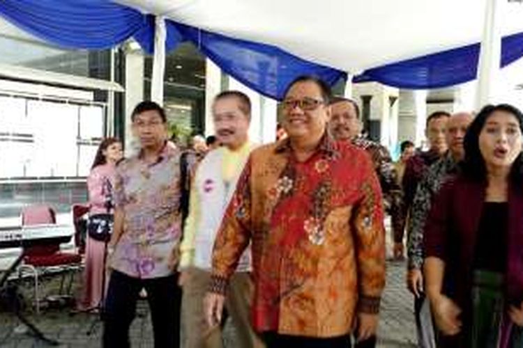 Menteri Koperasi dan UKM AAGN Puspayoga saat meninjau pasar murah ramadan di Kantor Kementerian Koperasi dan UKM Jakarta, Rabu (22/6/2016).