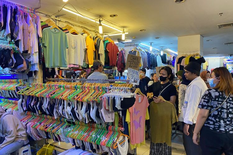 Jangan langsung pakai baju thrifting. Pakar bagikan cara mencuci baju thrifting agar aman untuk kulit.