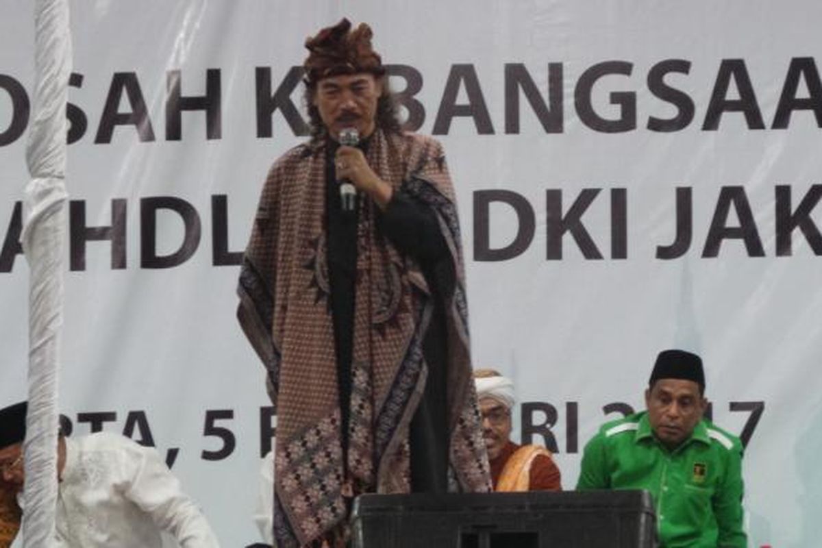 Pendiri Banser Nahdlatul Ulama (NU) yang juga pemimpin Pondok Pesantren Abdurrahman Wahid Soko Tunggal, Nuril Arifin Husein atau Gus Nuril dalam acara Istighosah Kebangsaan Nahdliyin Jakarta, di Jalan Talang Nomor 3, Menteng, Jakarta Pusat, Minggu (5/2/2017) malam.