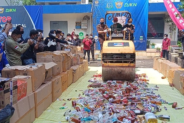 Pemusnahan barang bukti senilai Rp 10,4 Miliar di Kanwil DJBC Banten di Serpong Utara, Tangerang Selatan, Selasa (30/8/2022)