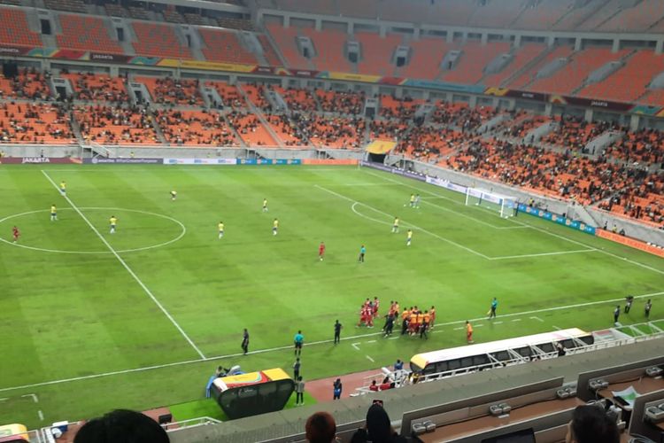 Suasana pertandingan Brasil vs Iran pada matchday pertama Grup C Piala Dunia U17 2023 di Jakarta International Stadium (JIS), Sabtu (11/11/2023) malam WIB.