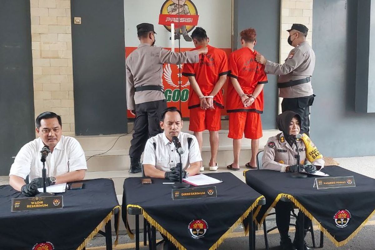 Dirreskrimum Polda DIY Kombes Pol FX. Endriadi (tengah) saat jumpa pers terkait perkembangan penanganan kasus penemuan potongan tubuh di area Jembatan Kelor, Bangunkerto, Kapanewon Turi, Kabupaten Sleman.