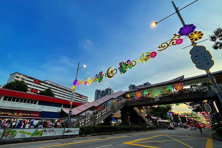 Hiasan bulan suci Ramadhan dan Hari Raya Idul Fitri 2022 terlihat dipasang di distrik Geylang Serai, Singapura Timur, Jumat sore (15/04/2022). Setelah dua tahun pandemi Covid-19, warga Singapura dapat kembali merasakan suasana bulan suci Ramadhan